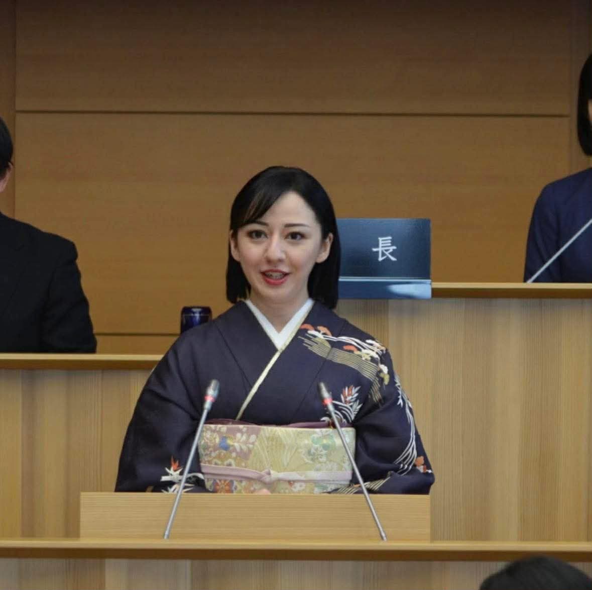 政治活動中のオルズグル